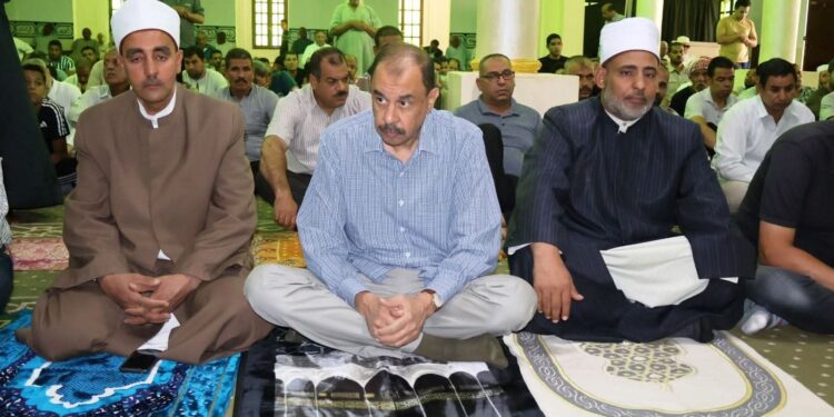 محافظ سوهاج يؤدي صلاة الجمعة بمسجد الشرطة ويلتقي المواطنين عقب الصلاة