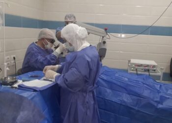 خبير مصري  في علاج الجلوكوما يجري 6 جراحات دقيقة «مجانا» بمستشفى عيون دمنهور