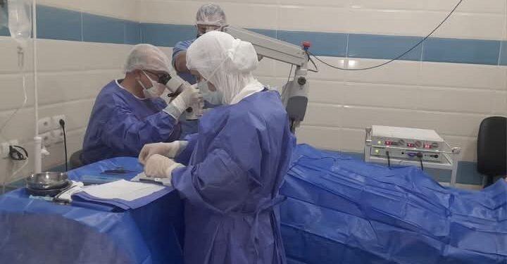 خبير مصري في علاج الجلوكوما يجري 6 جراحات دقيقة «مجانا» بمستشفى عيون دمنهور