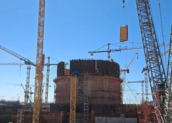 تركيب آخر شريحة من المستوى الثالث من وعاء الإحتواء لمبنى الوحدة النووية الثانية