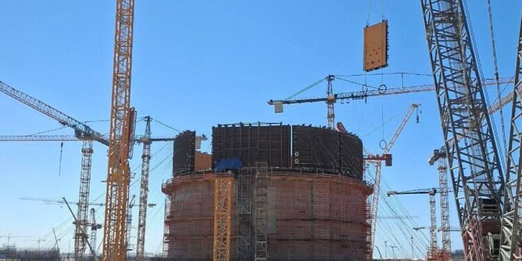 تركيب آخر شريحة من المستوى الثالث من وعاء الإحتواء لمبنى الوحدة النووية الثانية