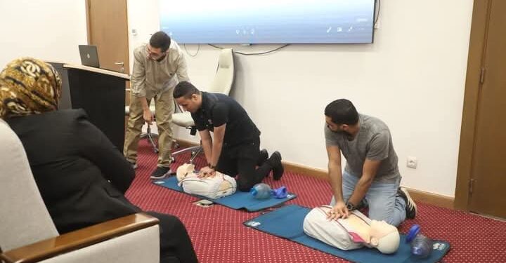 الصحة”: تدريب العاملين المدنيين بوزارة الداخلية على استخدام أجهزة إزالة الرجفان القلبي (AED)