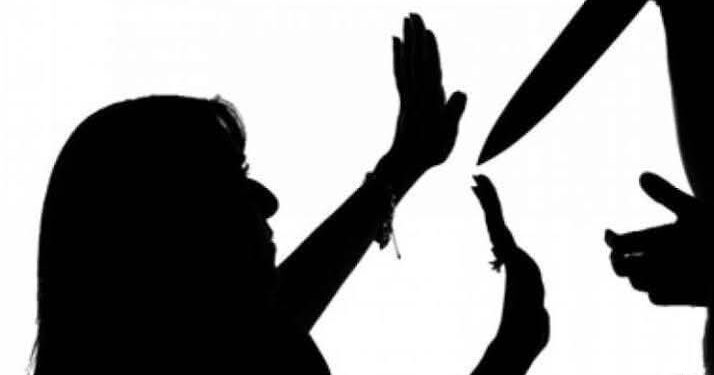 شاب يقتل أمه المسنه بآلة حادة ويفصل رأسها عن جسدها بقنا