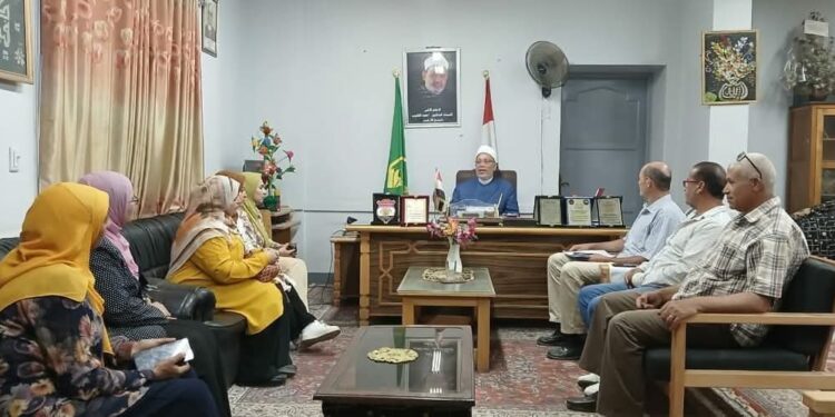 رئيس منطقة المنيا الأزهرية يكرم المتميزين من موجهي رياض الأطفال  تقديرًا لجهودهم