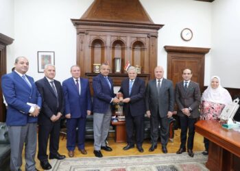 محافظ جنوب سيناء يزور الشركة القابضة لمياه الشرب لبحث تطوير خدمات الصرف :