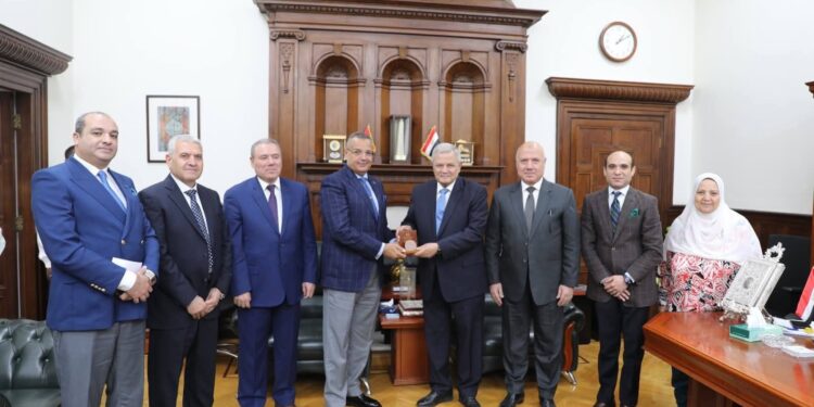 محافظ جنوب سيناء يزور الشركة القابضة لمياه الشرب لبحث تطوير خدمات الصرف :