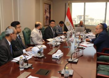 وزير الكهرباء والطاقة المتجددة يجتمع مع رئيس شركة اجيماك وعدد من مسئولى الشركه