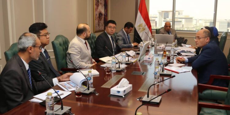 وزير الكهرباء والطاقة المتجددة يجتمع مع رئيس شركة اجيماك وعدد من مسئولى الشركه