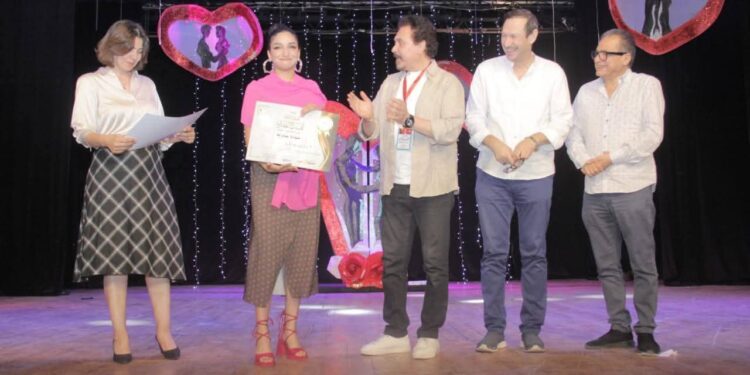 محمد رياض يشهد “هو وهي” بالعالي للفنون المسرحية