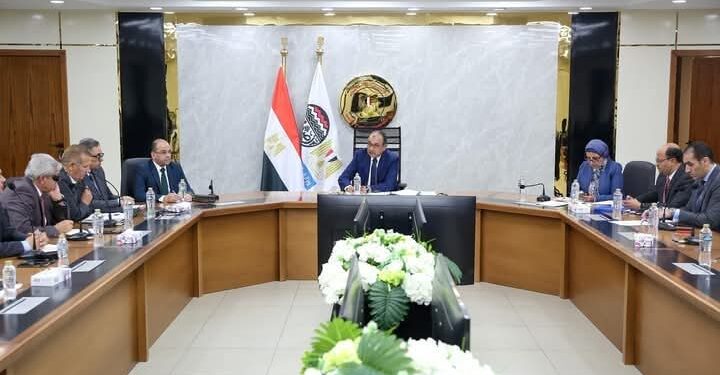وزير قطاع الأعمال العام يجتمع بمجلس إدارة شركة النصر للإسكان والتعمير بتشكيله الجديد