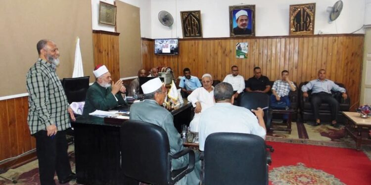 رئيس منطقة سوهاج الأزهرية يلتقي موجهي الدراسات الاجتماعية استعدادا للعام الدراسي الجديد