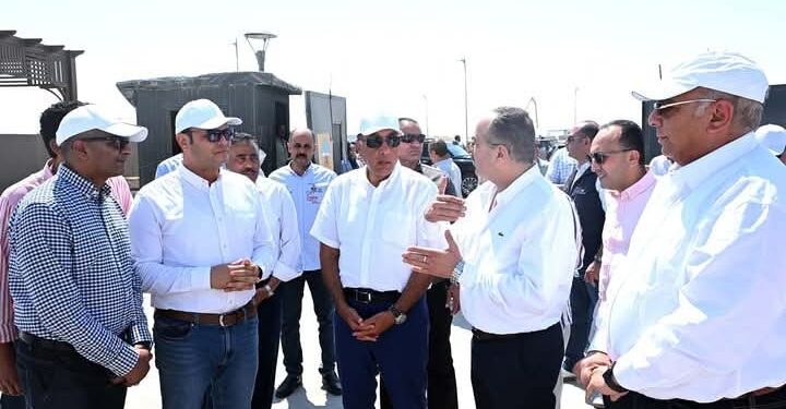 رئيس الوزراء يتفقد محطة التجارب البحثية لتحلية مياه البحر بمدينة العلمين الجديدة