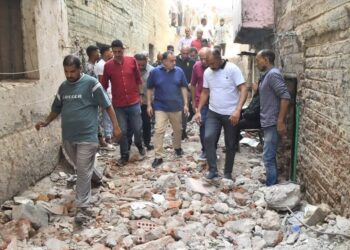 محافظ أسيوط يتفقد منزلًا منهارًا في الفواخير بحي غرب ويوجه بسرعة دعم المتضررين