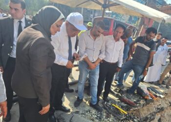 وزير الكهرباء  فى موقع إصلاح عطل الكابل الأرضى أمام محطة مترو ساقية مكى بمحافظة الجيزة