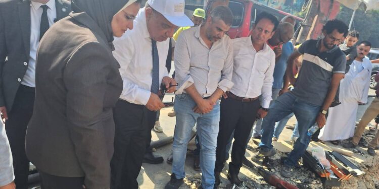 وزير الكهرباء  فى موقع إصلاح عطل الكابل الأرضى أمام محطة مترو ساقية مكى بمحافظة الجيزة