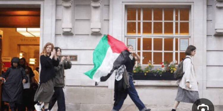 ايمانويل ماكرون يوجيه دعوات للدول الأخرى لتعلن الاعتراف بدولة فلسطين