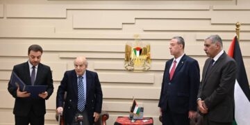 الرئيس الفلسطيني يمنح المؤلف الموسيقي “طه العجيل” وسام الثقافة والعلوم والفنون