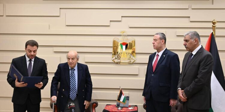 الرئيس الفلسطيني يمنح المؤلف الموسيقي “طه العجيل” وسام الثقافة والعلوم والفنون