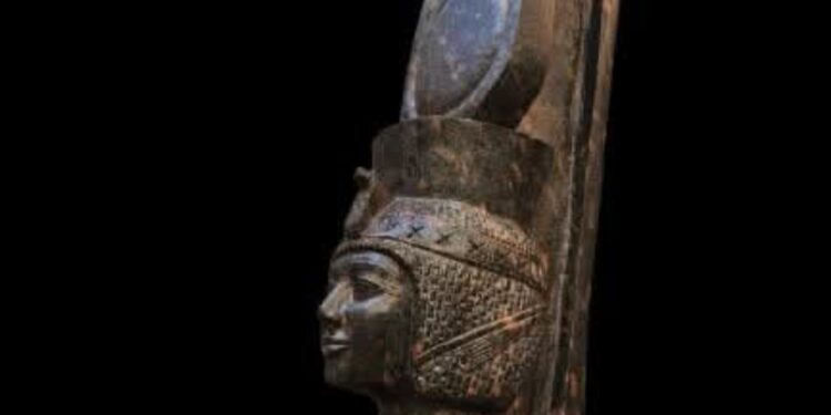 وزارة الداخلية تحبط محاولة لتهريب قطعتين أثريتين بنقادة وتلاحق باقي التشكيل