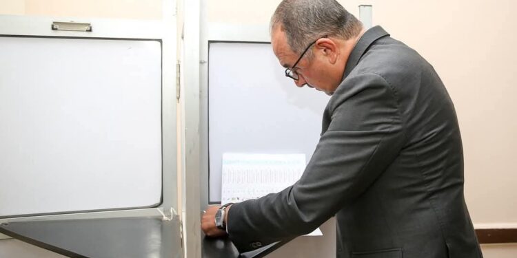 وزير قطاع الأعمال العام يُدلي بصوته في انتخابات مجلس الشيوخ بالتجمع الخامس