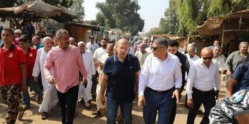 محافظ الجيزة يتفقد محطة قطار نكلا ويوجه بحلول عاجلة لتوفير حرم آمن لعبور المواطنين السكة الحديد  