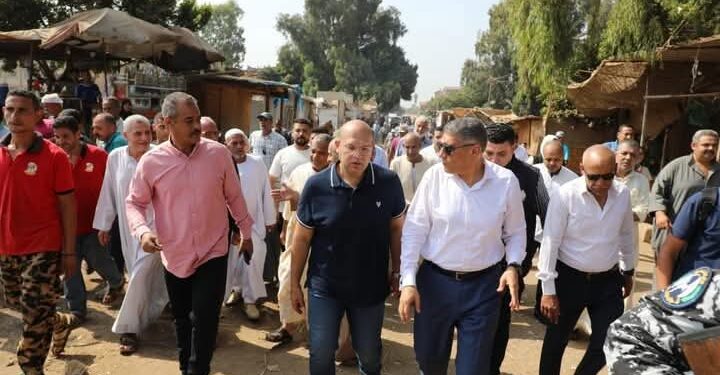 محافظ الجيزة يتفقد محطة قطار نكلا ويوجه بحلول عاجلة لتوفير حرم آمن لعبور المواطنين السكة الحديد