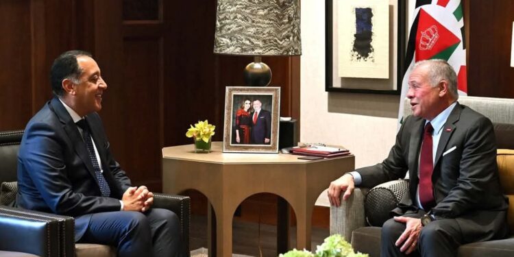 العاهل الأردني يستقبل رئيس الوزراء بالديوان الملكي بالحسينية