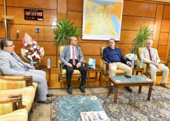 محافظ أسيوط يهنئ الدكتور أحمد المنشاوي بتجديد الثقة رئيسًا للجامعة