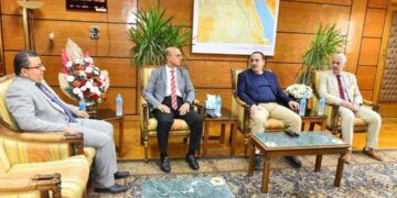 محافظ أسيوط يهنئ الدكتور أحمد المنشاوي بتجديد الثقة رئيسًا للجامعة