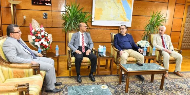 محافظ أسيوط يهنئ الدكتور أحمد المنشاوي بتجديد الثقة رئيسًا للجامعة