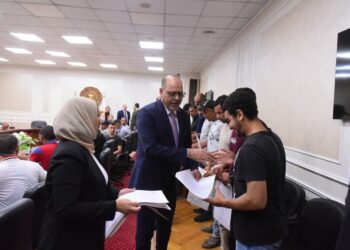 تسليم 93 عقد عمل لكوادر مصرية في مجالات البناء والزراعة بالبوسنة والإمارات والأردن