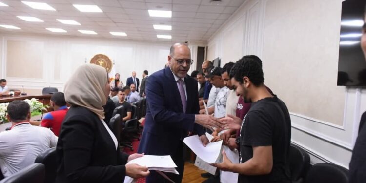 تسليم 93 عقد عمل لكوادر مصرية في مجالات البناء والزراعة بالبوسنة والإمارات والأردن