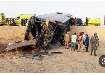 مصرع شخصين وإصابة 31 في حادث انقلاب أتوبيس بطريق أسيوط الصحراوي الغربي 