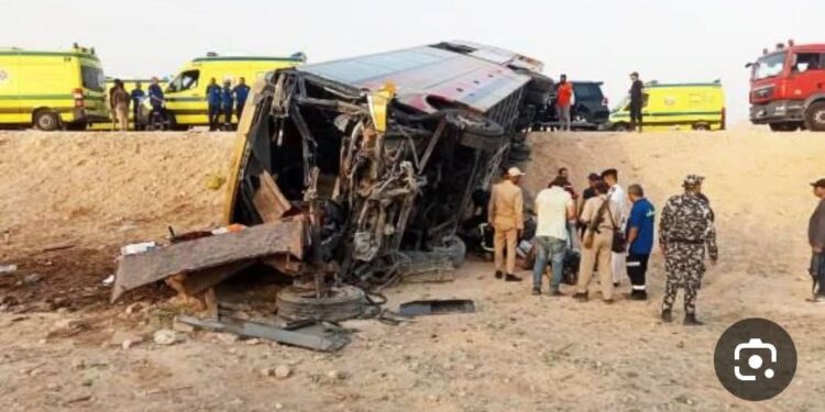 مصرع شخصين وإصابة 31 في حادث انقلاب أتوبيس بطريق أسيوط الصحراوي الغربي