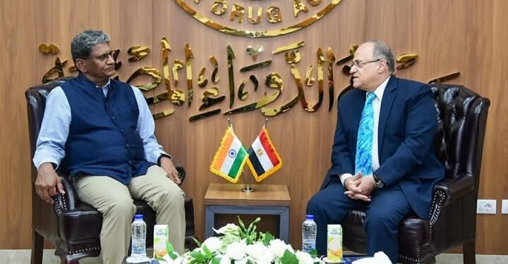 رئيس هيئة الدواء المصرية يجتمع مع سفير الهند بالقاهرة لبحث آليات تعزيز التعاون الدوائي