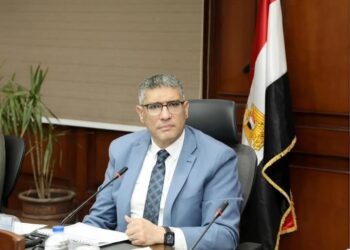 محافظ الجيزة يجازي عدد من مسؤولي حي الهرم لتقاعسهم عن أداء واجباتهم الوظيفية