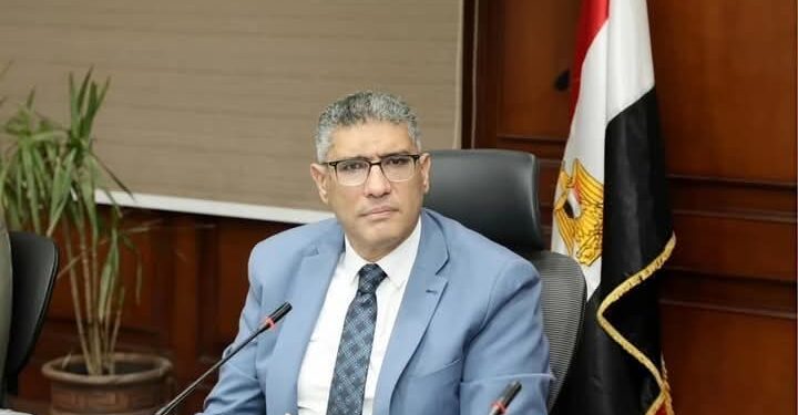 محافظ الجيزة يجازي عدد من مسؤولي حي الهرم لتقاعسهم عن أداء واجباتهم الوظيفية