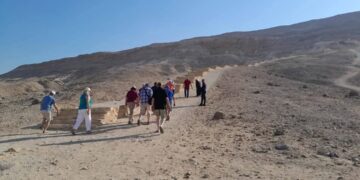 تزامنًا مع بدء الموسم السياحي… وفود ألمانية ومجرية تزور المناطق الأثرية بالمنيا