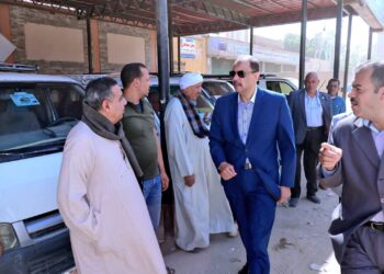 سوهاج تبدأ في منح تراخيص سيارات الأجرة لتخفيف الضغط على المواقف