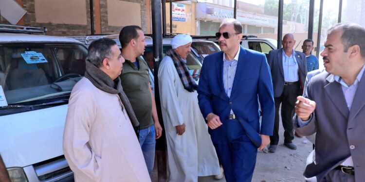 سوهاج تبدأ في منح تراخيص سيارات الأجرة لتخفيف الضغط على المواقف