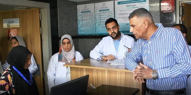 محافظ أسوان يفاجئ منظومة التأمين الصحى الشامل بمستشفى المسلة التخصصى