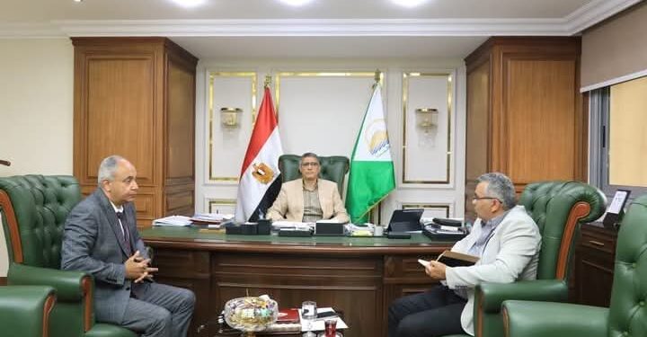 محافظ الجيزة يلتقي مساعد وزير الصحة لبحث دعم وتطوير المنشآت الطبية