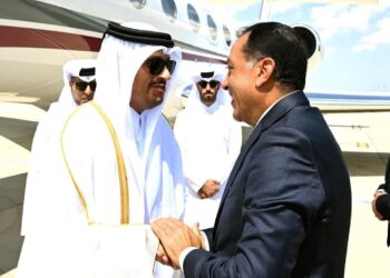رئيس الوزراء يستقبل رئيس مجلس الوزراء وزير الخارجية بدولة قطر بمطار العلمين الدولي