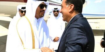 رئيس الوزراء يستقبل رئيس مجلس الوزراء وزير الخارجية بدولة قطر بمطار العلمين الدولي