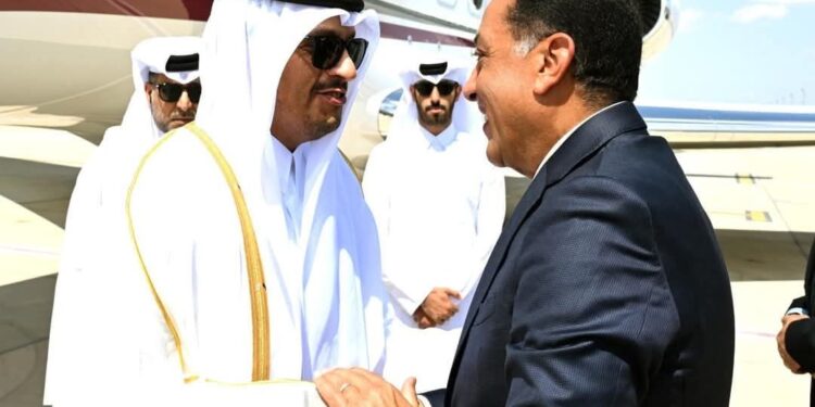 رئيس الوزراء يستقبل رئيس مجلس الوزراء وزير الخارجية بدولة قطر بمطار العلمين الدولي