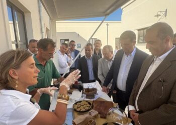 وزيرا الزراعة والشؤون النيابية يتفقدان أحد النماذج التعاونية المنتجة بجنوب إيطاليا