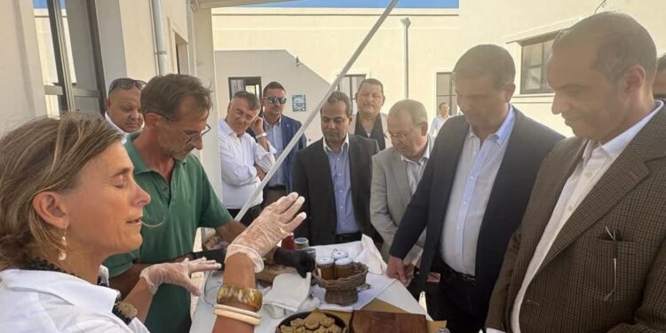 وزيرا الزراعة والشؤون النيابية يتفقدان أحد النماذج التعاونية المنتجة بجنوب إيطاليا