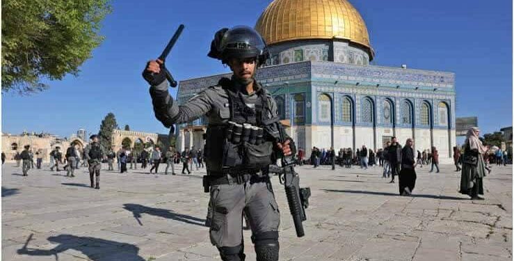 أوامر إبعاد بحق زوار يهود انتهكوا القواعد داخل المسجد الأقصى
