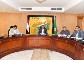 محافظ الفيوم يتابع معدلات الأداء بملفي التصالح في بعض مخالفات البناء وتقنين أملاك الدولة
