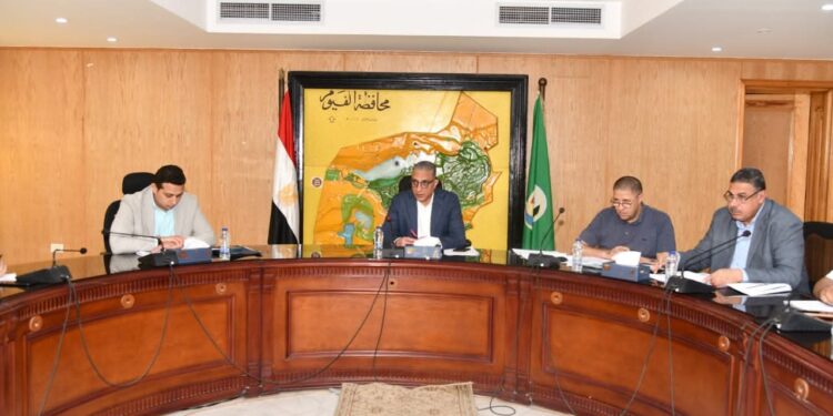 محافظ الفيوم يتابع معدلات الأداء بملفي التصالح في بعض مخالفات البناء وتقنين أملاك الدولة
